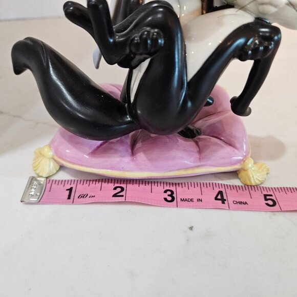Looney Tunes Pepe Le Pew "Zie Broken Heart Of Love" Goebel Figurine 2809 Limited - Picture 8 of 8